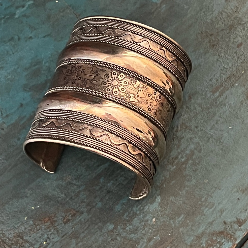 Silver Floral Patterned Bracelet - Picture 6 of 10